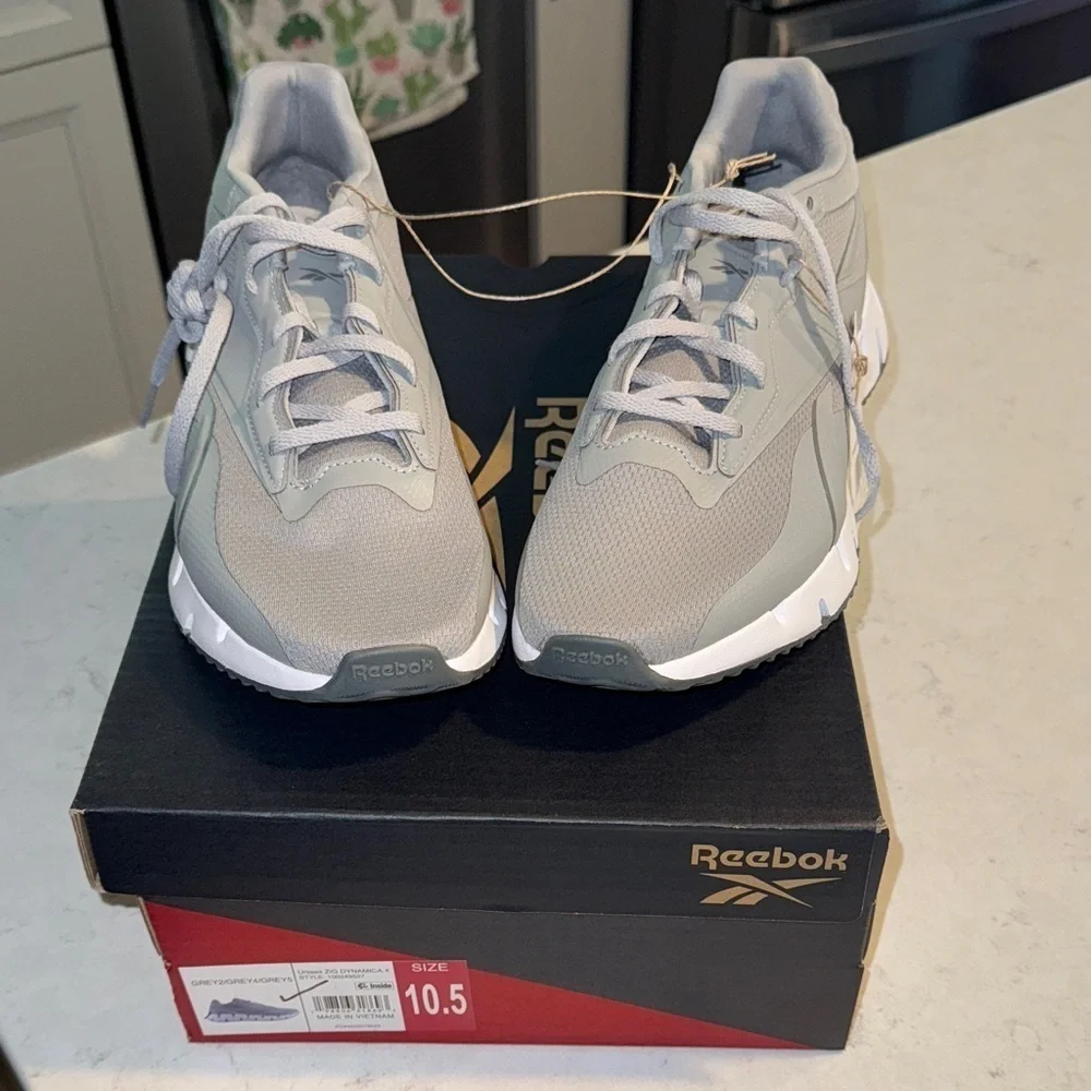 NIB Reebok Grey Zig Dynamica 4 men’s 10.5 woman’s 12